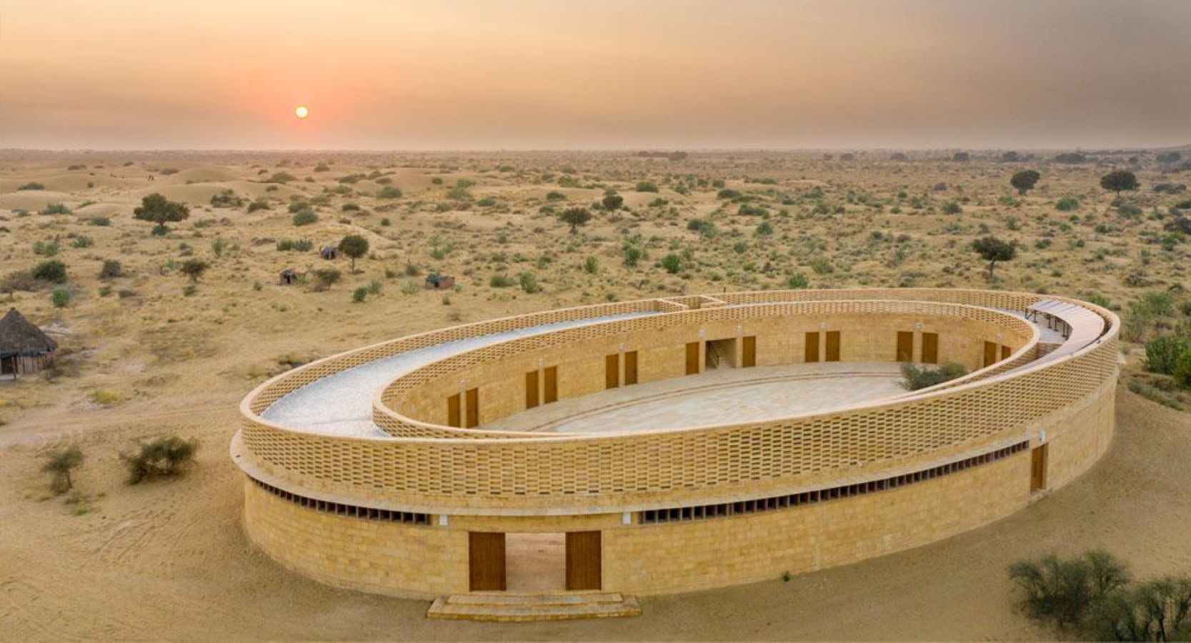 Lee más sobre el artículo Arquitectura oval: una escuela de niñas en el desierto