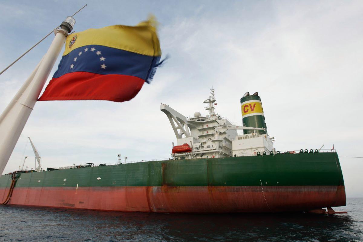 Lee más sobre el artículo Reuters: Venezuela enviará 200 mil barriles de combustible a Cuba