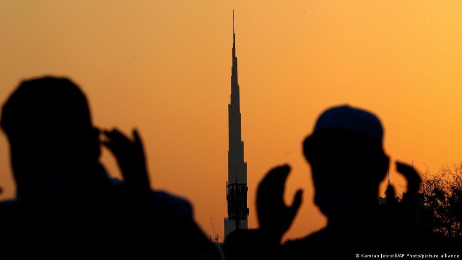 Lee más sobre el artículo Tormenta de arena cubre la torre más alto del mundo en Dubái